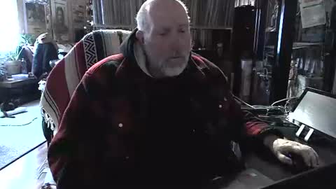 Snapshot of sexyolbear chatting on 12/22/24, 10:38 Grizz Lee Bear online show from 12/22/24, 10:38