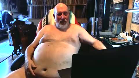 Snapshot of sexyolbear chatting on 09/20/25, 01:45 Grizz Lee Bear online show from 09/20/25, 01:45