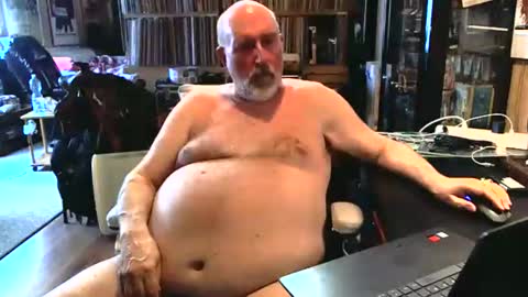 Snapshot of sexyolbear chatting on 10/23/25, 11:31 Grizz Lee Bear online show from 10/23/25, 11:31
