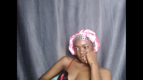 Snapshot of sexyxbunnyxx chatting on 12/09/24, 10:22 Blue online show from 12/09/24, 10:22