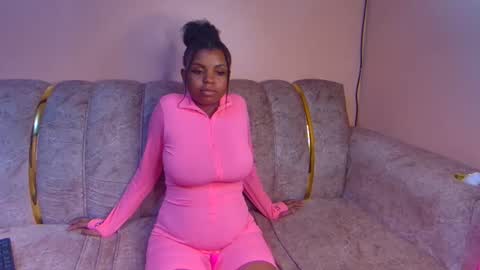 Snapshot of sexyyred_ chatting on 12/03/24, 04:06 sexyyred_ online show from 12/03/24, 04:06