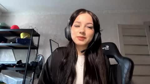 Snapshot of shanaecornish chatting on 10/19/25, 06:25 Viola online show from 10/19/25, 06:25