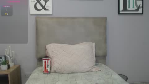 Snapshot of shara_rios chatting on 10/15/25, 01:44 shara_rios online show from 10/15/25, 01:44