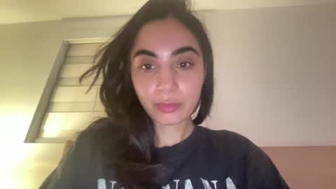 sharnn_b online show from 11/17/25, 05:57