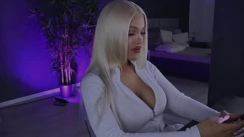 Snapshot of shayblonde chatting on 01/11/25, 12:33 shayblonde online show from 01/11/25, 12:33