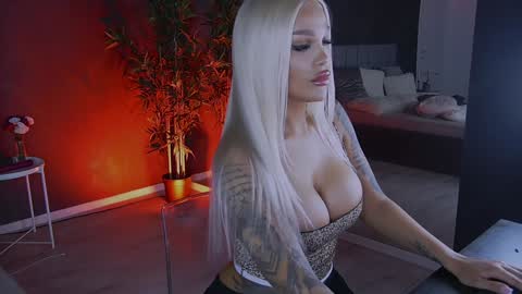 Snapshot of shayblonde chatting on 01/12/25, 07:00 shayblonde online show from 01/12/25, 07:00