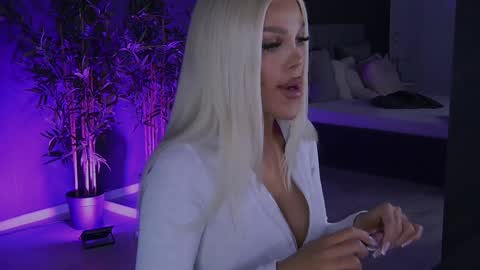 Snapshot of shayblonde chatting on 01/14/25, 12:54 shayblonde online show from 01/14/25, 12:54