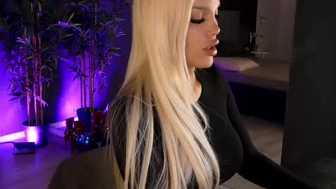 Snapshot of shayblonde chatting on 02/26/25, 08:11 shayblonde online show from 02/26/25, 08:11