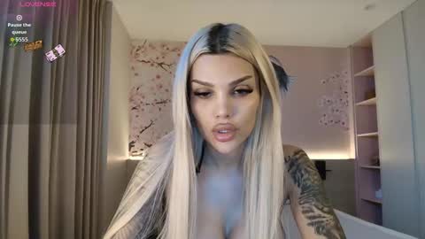 Snapshot of shayblonde chatting on 09/23/25, 07:06 shayblonde online show from 09/23/25, 07:06