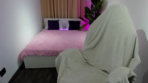 Snapshot of sheilaryan chatting on 02/24/25, 04:49 Sheila GMT 2 Tuesday Wednesday Friday Saturday Sunday- 8 5 online show from 02/24/25, 04:49