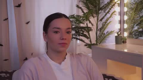 Snapshot of shelbymoravek chatting on 11/05/25, 06:24 Bella online show from 11/05/25, 06:24