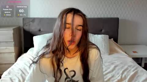 Snapshot of shelyymoon chatting on 09/28/25, 01:05 ShelyMoon online show from 09/28/25, 01:05
