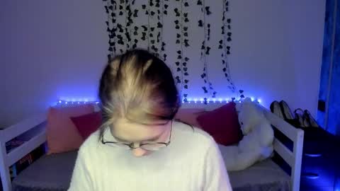 shy_elina01 online show from 10/18/25, 10:38