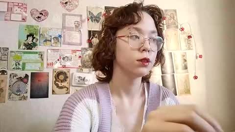 Snapshot of shy_kiss_twinkle_bloop chatting on 09/18/25, 01:24 Milena online show from 09/18/25, 01:24