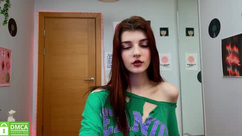 Snapshot of shybella_girl chatting on 01/27/25, 12:37 Bella online show from 01/27/25, 12:37
