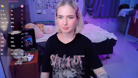 Snapshot of shyfoxxxy chatting on 12/01/24, 07:36 Effie online show from 12/01/24, 07:36