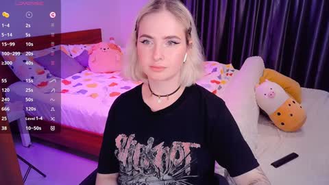 Snapshot of shyfoxxxy chatting on 12/04/24, 03:32 Effie online show from 12/04/24, 03:32