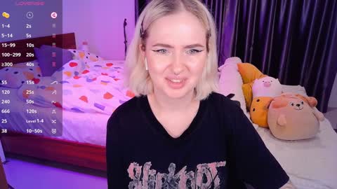 Snapshot of shyfoxxxy chatting on 12/07/24, 11:29 Effie online show from 12/07/24, 11:29