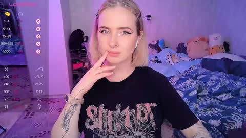 Snapshot of shyfoxxxy chatting on 02/09/25, 07:52 Effie online show from 02/09/25, 07:52