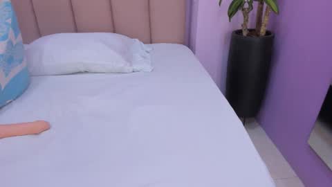 sienna_mg12 online show from 11/28/25, 11:57