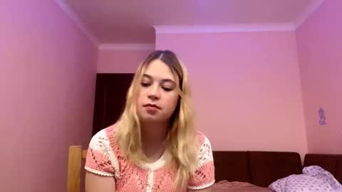 Snapshot of silkmirage chatting on 10/28/25, 04:31 Jolie online show from 10/28/25, 04:31