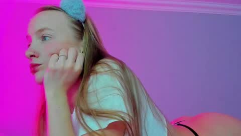 Snapshot of silky_huzelnut chatting on 10/08/25, 10:02 Mila online show from 10/08/25, 10:02