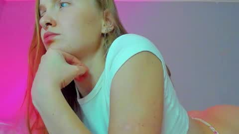 Snapshot of silky_huzelnut chatting on 10/12/25, 08:52 Mila online show from 10/12/25, 08:52