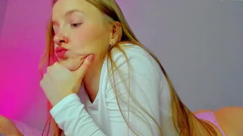 Snapshot of silky_huzelnut chatting on 10/13/25, 08:58 Mila online show from 10/13/25, 08:58