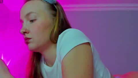 Snapshot of silky_huzelnut chatting on 10/17/25, 07:22 Mila online show from 10/17/25, 07:22