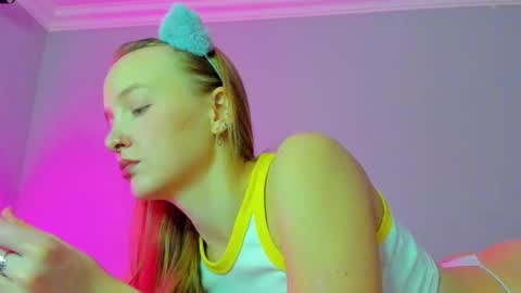 Snapshot of silky_huzelnut chatting on 10/22/25, 08:25 Mila online show from 10/22/25, 08:25