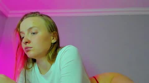 Snapshot of silky_huzelnut chatting on 10/26/25, 07:09 Mila online show from 10/26/25, 07:09