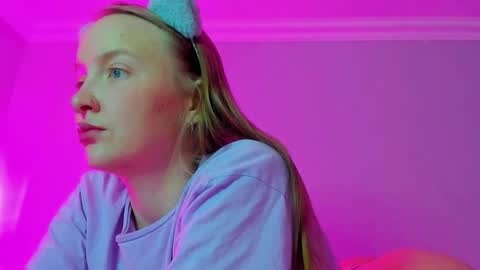 Snapshot of silky_huzelnut chatting on 10/27/25, 07:23 Mila online show from 10/27/25, 07:23