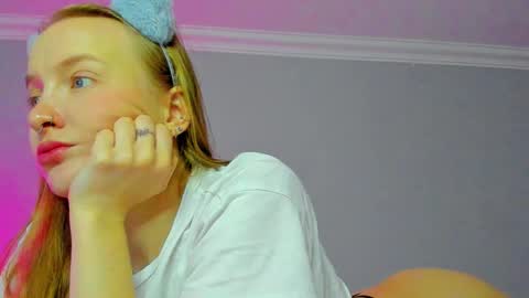 Snapshot of silky_huzelnut chatting on 10/28/25, 07:34 Mila online show from 10/28/25, 07:34