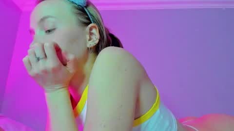 Snapshot of silky_huzelnut chatting on 10/30/25, 06:59 Mila online show from 10/30/25, 06:59