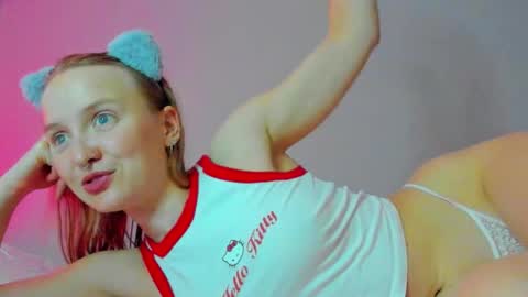 Snapshot of silky_huzelnut chatting on 10/31/25, 08:10 Mila online show from 10/31/25, 08:10