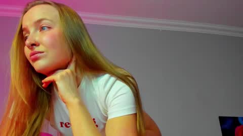 Snapshot of silky_huzelnut chatting on 11/17/25, 08:31 Mila online show from 11/17/25, 08:31