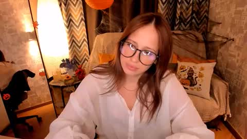 Snapshot of silvermoon_kira chatting on 10/22/25, 12:16 Kira online show from 10/22/25, 12:16
