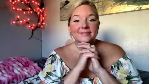 Snapshot of singlesexymom chatting on 09/25/25, 03:49 singlesexymom online show from 09/25/25, 03:49