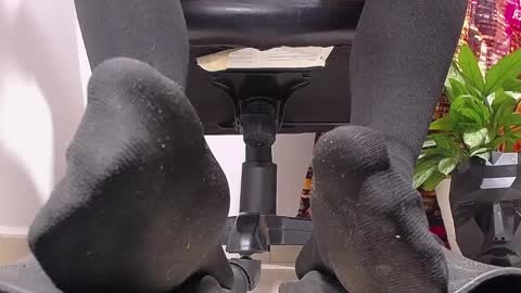only foot                         worshipers here online show from 12/15/24, 03:13