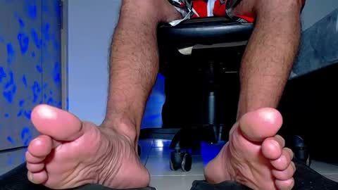 only foot                         worshipers here online show from 09/27/25, 08:03