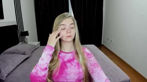 SirenaBloom online show from 11/18/25, 09:36