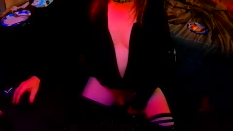 Snapshot of sissyred2314 chatting on 09/28/25, 01:33 red online show from 09/28/25, 01:33