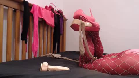 Snapshot of sissysubwhore chatting on 11/26/25, 05:58 Lotty online show from 11/26/25, 05:58