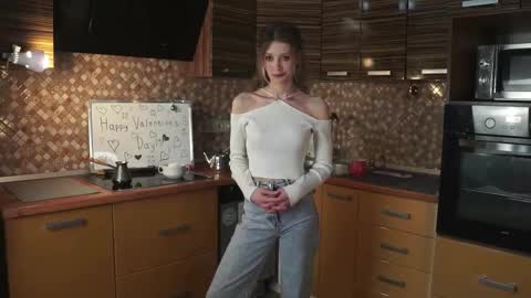 Snapshot of skinny_eve chatting on 02/14/25, 06:51 Emily online show from 02/14/25, 06:51