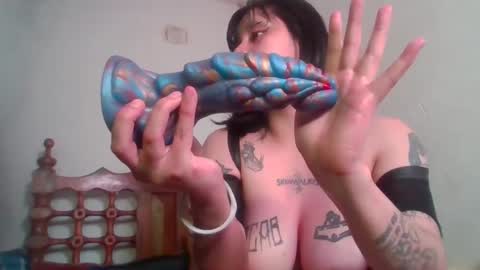 Snapshot of skinwalker_2712 chatting on 10/12/25, 05:06 Skin online show from 10/12/25, 05:06