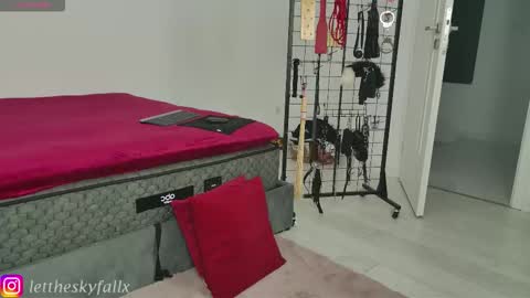 Snapshot of sky011fall chatting on 10/10/25, 10:09 Eliza online show from 10/10/25, 10:09