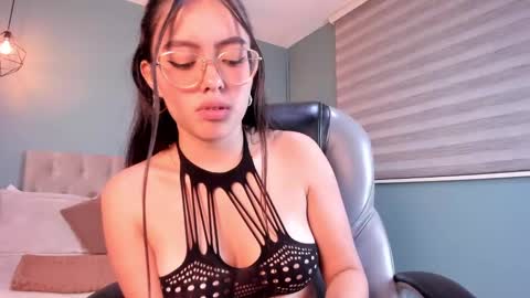 Snapshot of sky_blue__ chatting on 02/20/25, 06:17 Hanna online show from 02/20/25, 06:17