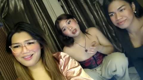 Snapshot of sky_fox_sweetxx chatting on 03/03/25, 09:33 online show from 03/03/25, 09:33