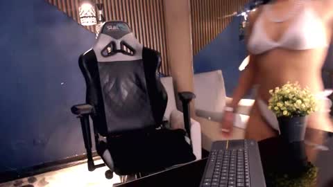 Snapshot of skylerbloom chatting on 09/20/25, 04:35 skylerbloom online show from 09/20/25, 04:35