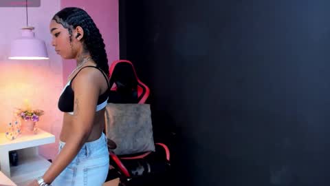 Snapshot of skylerbloom chatting on 10/13/25, 02:22 skylerbloom online show from 10/13/25, 02:22